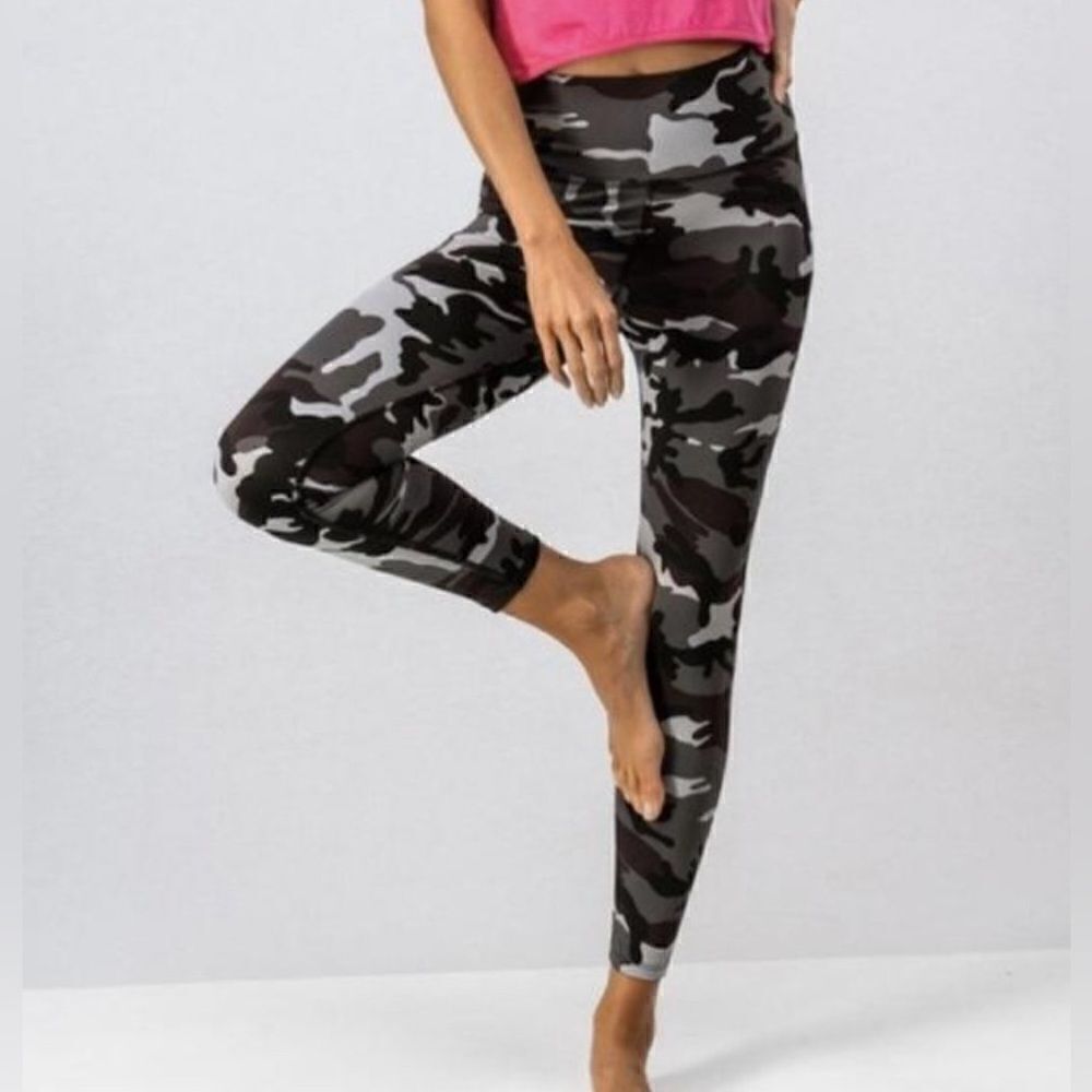 Urban Daisy Dark Camo High Waisted Workout Leggings NWT Size Medium Boutique